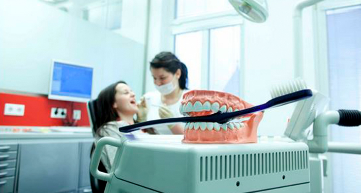 Чистка зубов в Metropolpraxis für Zahnmedizin